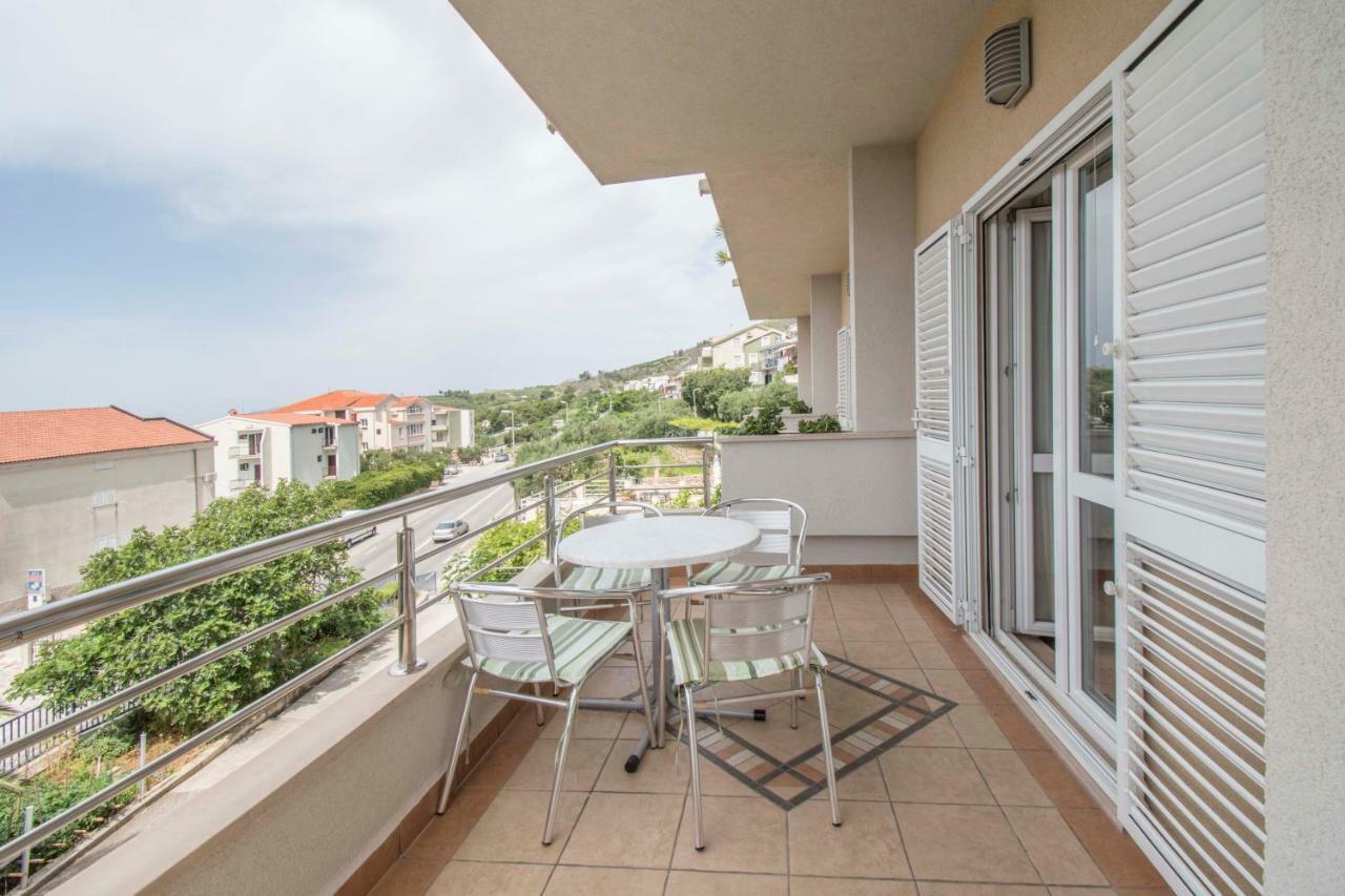 Apartments Antonio Tucepi Bagian luar foto